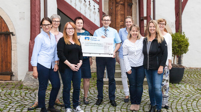 Der Scheck über 8 368,41 Euro wurde im Schlosshof übergeben: (von links) Gabi Förder, Marina Hanisch, Karin Föll, Petra Rupp-Wie Der Scheck über 8 368,41 Euro wurde im Schlosshof übergeben: (von links) Gabi Förder, Marina Hanisch, Karin Föll, Petra Rupp-Wie