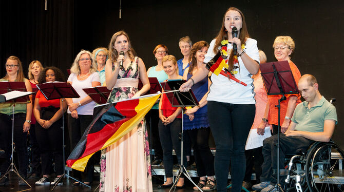 Konzert der Harmonie: Die beiden Moderatorinnen Johanna Pommranz (links) und Lisa Obergfell verkörperten den roten Faden des Abe Konzert der Harmonie: Die beiden Moderatorinnen Johanna Pommranz (links) und Lisa Obergfell verkörperten den roten Faden des Abe