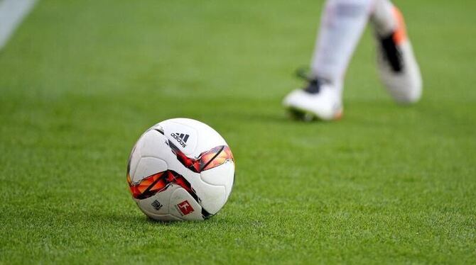 Ein Fußballspieler am Ball