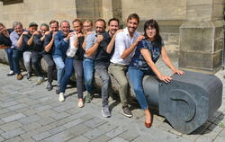 Regine Vohrer und ihre sechs Wirtskollegen und deren Mitarbeiter warten auf Gäste des Reutlinger Weindorfs.   FOTO: NIETHAMMER
