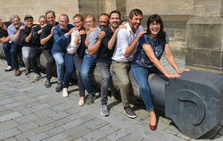 Regine Vohrer führt die Riege der sieben Weindorfwirte und deren Mitarbeiter an.  FOTO: NIETHAMMER