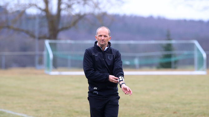 Krempelt die Ärmel hoch: Kirchentellinsfurts Trainer Robert Hofacker.  FOTO: LANGER