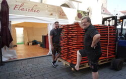 Heiner Engelhardt (rechts) und Clemens Vohrer beim Bankaufstellen.