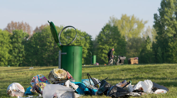 An lauen Sommer-abenden haben in diesem Jahr viele Zeitgenossen im Freien gefeiert. Nicht selten ließen sie ihre Hinterlassensch An lauen Sommer-abenden haben in diesem Jahr viele Zeitgenossen im Freien gefeiert. Nicht selten ließen sie ihre Hinterlassensch