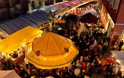 Vor allem nachts ist das Weindorf stimmungsvoll.   FOTO: NIETHAMMER