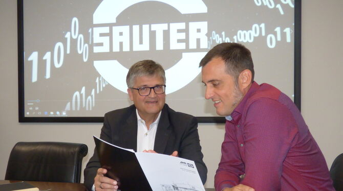 Geschäftsführer Michael Rudloff (links) und Vertriebsleiter Felix Schöller von Sauter Feinmechanik. FOTO: BÖRNER
