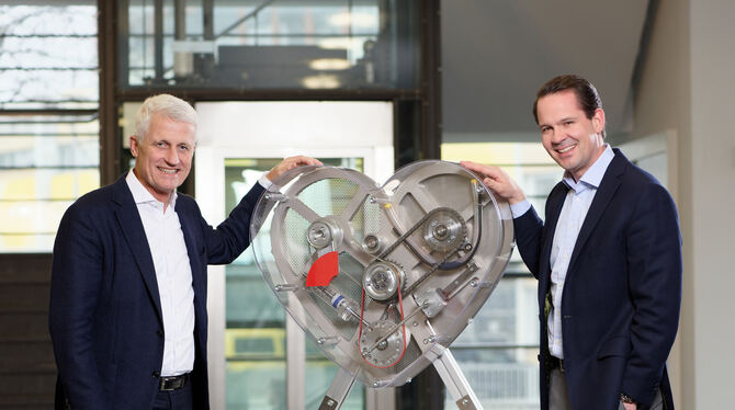 Hubert Reiff (links) und Alec Reiff, Geschäftsführer der Reutlinger Reiff-Gruppe, wollen am Pulsschlag der Produktion sein, symb Hubert Reiff (links) und Alec Reiff, Geschäftsführer der Reutlinger Reiff-Gruppe, wollen am Pulsschlag der Produktion sein, symb