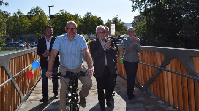 Vertreter der Stadtverwaltung sowie der Unternehmen Storopack und Kaufland weihen die Brücke am Adlergarten ein. FOTO: BÖRNER Vertreter der Stadtverwaltung sowie der Unternehmen Storopack und Kaufland weihen die Brücke am Adlergarten ein. FOTO: BÖRNER