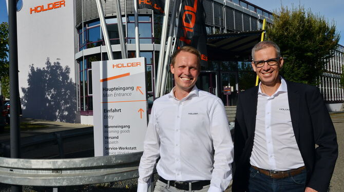 Die Geschäftsführung der Max Holder GmbH, Christian Mayer (links) und Vorsitzender Andreas Vorig, vor dem neuen Firmensitz im ge Die Geschäftsführung der Max Holder GmbH, Christian Mayer (links) und Vorsitzender Andreas Vorig, vor dem neuen Firmensitz im ge
