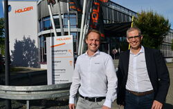 Die Geschäftsführung der Max Holder GmbH, Christian Mayer (links) und Vorsitzender Andreas Vorig, vor dem neuen Firmensitz im ge
