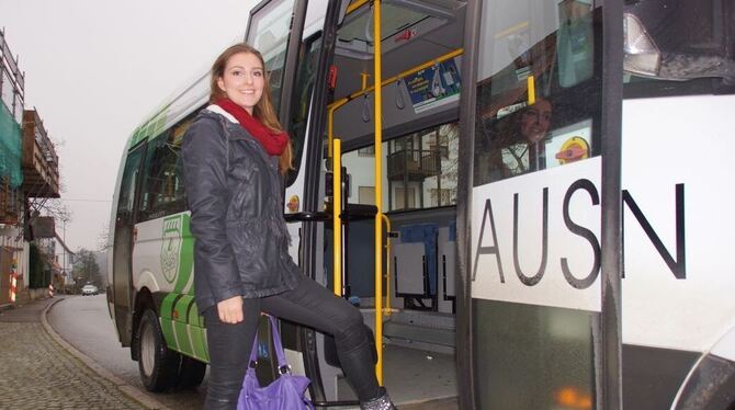 Celine Akilli steigt regelmäßig in den Ortsbus Pliezhausen. FOTO: REY Celine Akilli steigt regelmäßig in den Ortsbus Pliezhausen. FOTO: REY
