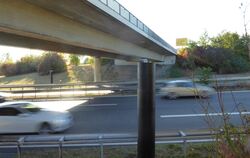 So unscheinbar und im Schatten der Brücke versehen die beiden Blitzer-Säulen seit Mai ihren Dienst und entwickelten sich aus Beh