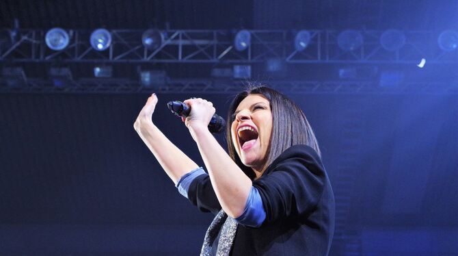 Energiebündel mit Powerstimme: Die Sängerin Laura Pausini bei ihrem Auftritt in der Porsche-Arena. FOTO: BECKER Energiebündel mit Powerstimme: Die Sängerin Laura Pausini bei ihrem Auftritt in der Porsche-Arena. FOTO: BECKER