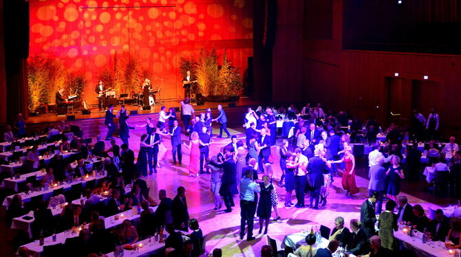 Tanzgala in der Stadthalle: Die Band »Südlich von Stuttgart« traf den richtigen Ton, die Tänzer hielten gut Schritt. FOTOS: NIE Tanzgala in der Stadthalle: Die Band »Südlich von Stuttgart« traf den richtigen Ton, die Tänzer hielten gut Schritt. FOTOS: NIE