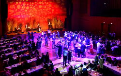 Tanzgala in der Stadthalle: Die Band »Südlich von Stuttgart« traf den richtigen Ton, die Tänzer hielten gut Schritt.  FOTOS: NIE