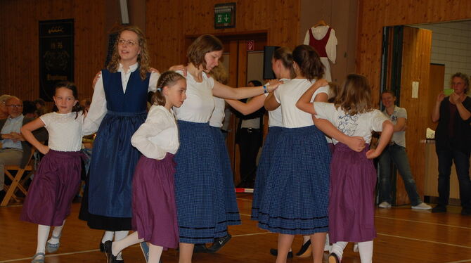 Mit vielen Vorführungen wurde das Volkstanz-Jubiläum gefeiert. FOTO: HÄUSSLER Mit vielen Vorführungen wurde das Volkstanz-Jubiläum gefeiert. FOTO: HÄUSSLER