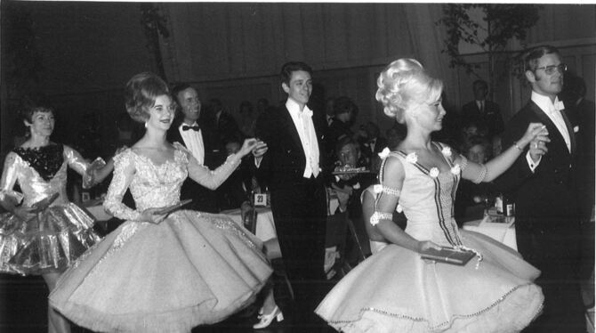 Schwarz-Weiß-Ball mit viel Tüll anno 1970 in der Listhalle. Frisurtechnisch geht es bei den Damen heutzutage etwas salopper zu ( Schwarz-Weiß-Ball mit viel Tüll anno 1970 in der Listhalle. Frisurtechnisch geht es bei den Damen heutzutage etwas salopper zu (