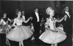 Schwarz-Weiß-Ball mit viel Tüll anno 1970 in der Listhalle. Frisurtechnisch geht es bei den Damen heutzutage etwas salopper zu (