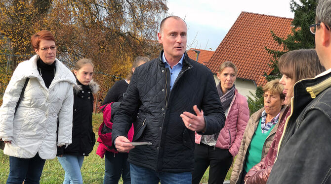 Christian Schneider, 54, CDU-Kandidat für die OB-Wahl, im Gespräch mit Altenburger Bürgern. FOTO: PIETH Christian Schneider, 54, CDU-Kandidat für die OB-Wahl, im Gespräch mit Altenburger Bürgern. FOTO: PIETH