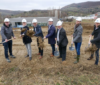 Spatenstich bei EPflex in Dettingen.  FOTO: LEISTER
