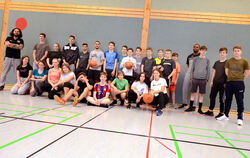 Zwei Stunden durften ZmS-Schüler mit den Tigers-Spielern und Jugendtrainer Manuel Pasios (links) verbringen.  FOTOS: PIETH 