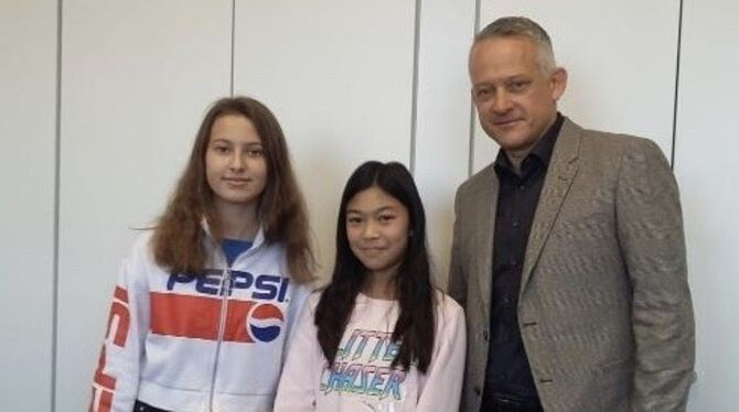 Erlinda Kolgeci und Cecilia Nguyen mit Schulleiter Thomas Moser.   FOTO: ZMS