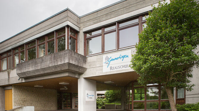 Die 40 Jahre alte Realschule in Gammertingen soll aufwendig saniert werden.   FOTO: LEUSCHKE