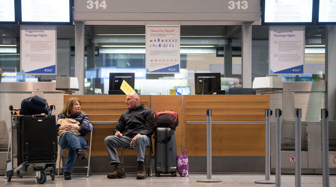Weil das Sicherheitspersonal am Flughafen Stuttgart streikt (oben), warten Passagiere auf einen Bus, der sie zu ihrem Ersatzflug Weil das Sicherheitspersonal am Flughafen Stuttgart streikt (oben), warten Passagiere auf einen Bus, der sie zu ihrem Ersatzflug