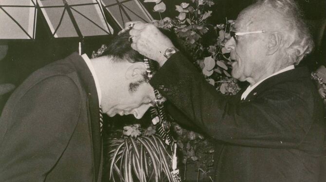 Reutlingens legendärer OB Oskar Kalbfell (rechts) streift seinem frisch gewählten Nachfolger Dr. Manfred Oechsle 1973 die Amtske Reutlingens legendärer OB Oskar Kalbfell (rechts) streift seinem frisch gewählten Nachfolger Dr. Manfred Oechsle 1973 die Amtske