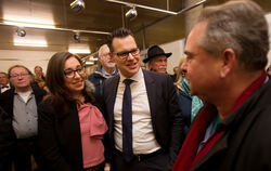 Dr. Carl-Gustav Kalbfell (FDP, Mitte) mit seiner Frau.
