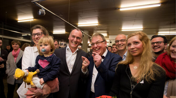 So knapp war´s: Christian Schneider (links) und Thomas Keck nahmen das knappe Ergebnis mit Humor.  FOTO: TRINKHAUS