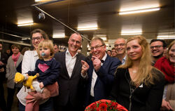 So knapp war´s: Christian Schneider (links) und Thomas Keck nahmen das knappe Ergebnis mit Humor.  FOTO: TRINKHAUS