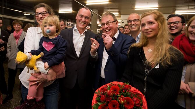 Sooo knapp war’s: Christian Schneider (CDU, 29,5 Prozent) und Thomas Keck (SPD, 29,6 Prozent) nehmen das Ergebnis sportlich und Sooo knapp war’s: Christian Schneider (CDU, 29,5 Prozent) und Thomas Keck (SPD, 29,6 Prozent) nehmen das Ergebnis sportlich und