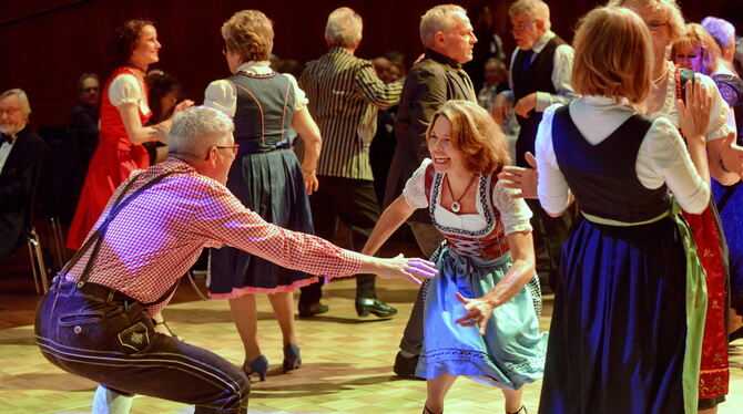 Foxtrott war gestern: Beim Alpenball ging es auch auf der Tanzfläche leger zu.  FOTOS: NIETHAMMER