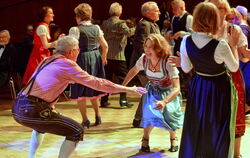 Foxtrott war gestern: Beim Alpenball ging es auch auf der Tanzfläche leger zu.  FOTOS: NIETHAMMER