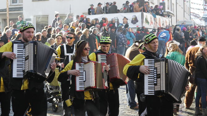 Rosenmontag in Trochtelfingen – da läuft viel närrisches Volk zusammen. Und zwar schon seit über 130 Jahren. FOTO: SCHRADE Rosenmontag in Trochtelfingen – da läuft viel närrisches Volk zusammen. Und zwar schon seit über 130 Jahren. FOTO: SCHRADE