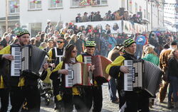 Rosenmontag in Trochtelfingen – da läuft viel närrisches Volk zusammen. Und zwar schon seit über 130 Jahren. FOTO: SCHRADE