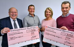 Spende vom Reutlinger Weihnachtszirkus (von links): Der Vorsitzende des Vereins GEA-Leser helfen, Verleger Valdo Lehari jr., Mic