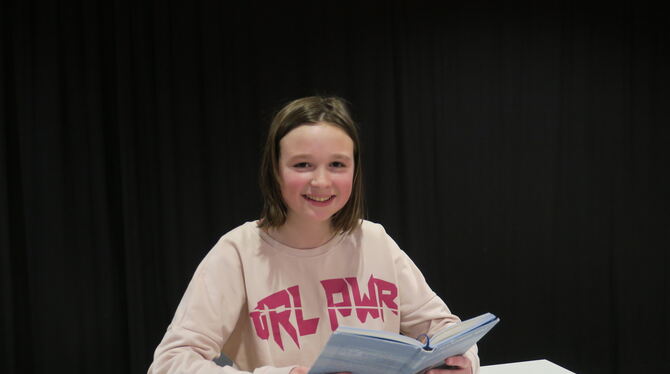 Ida Schmidt von der Freibühlschule Engstingen gewann den Kreisentscheid des Vorlesewettbewerbs bei den Umlandschulen.   FOTO: KN