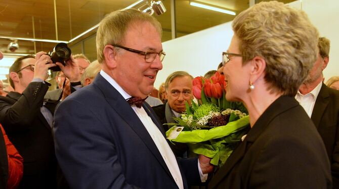 Oberbürgermeisterin Barbara Bosch gratuliert ihrem Nachfolger Thomas Keck und wünscht ihm ab seinem Amtsantritt im April "ein gu Oberbürgermeisterin Barbara Bosch gratuliert ihrem Nachfolger Thomas Keck und wünscht ihm ab seinem Amtsantritt im April "ein gu
