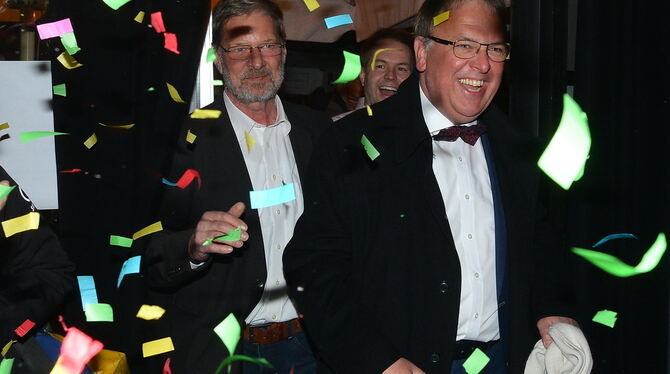 Der strahlende Sieger Thomas Keck wird von seinen Parteifreunden mit Konfetti beregnet. Der strahlende Sieger Thomas Keck wird von seinen Parteifreunden mit Konfetti beregnet.