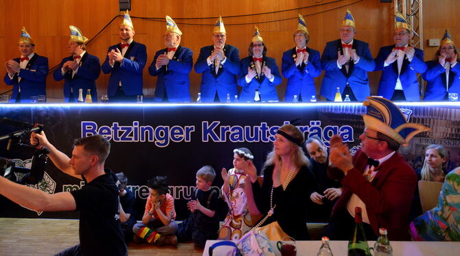 Und über allem und allen thronte der Elferrat: Die Betzinger Krautskräga feierten Fasnet mit prallem Programm. FOTOS: NIETHAMMER Und über allem und allen thronte der Elferrat: Die Betzinger Krautskräga feierten Fasnet mit prallem Programm. FOTOS: NIETHAMMER