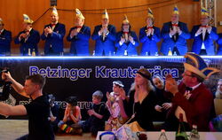 Und über allem und allen thronte der Elferrat: Die Betzinger Krautskräga feierten Fasnet mit prallem Programm. FOTOS: NIETHAMMER