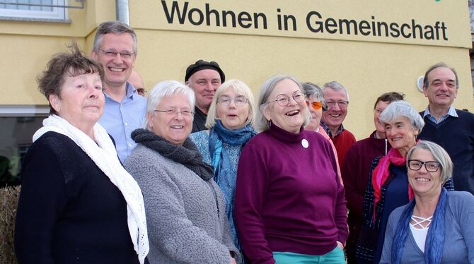 Die Wigwam-Bewohner freuen sich mit EENA-Vorstand Martin Schöfthaler (Zweiter von links) über das Mieterstromprojekt. FOTO: SPIE Die Wigwam-Bewohner freuen sich mit EENA-Vorstand Martin Schöfthaler (Zweiter von links) über das Mieterstromprojekt. FOTO: SPIE