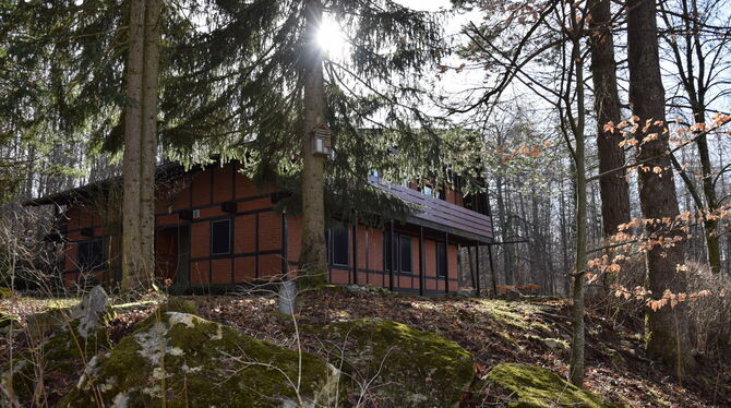 Kleinod am Waldesrand: Das in den Siebzigerjahren von den Albvereins-Mitgliedern errichtete Wanderheim. FOTOS: HAILFINGER Kleinod am Waldesrand: Das in den Siebzigerjahren von den Albvereins-Mitgliedern errichtete Wanderheim. FOTOS: HAILFINGER
