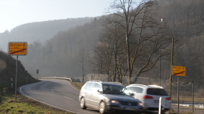 Nur noch bis Montag frei: die B 28 zwischen Bad Urach und Böhringen.  FOTO: FINK