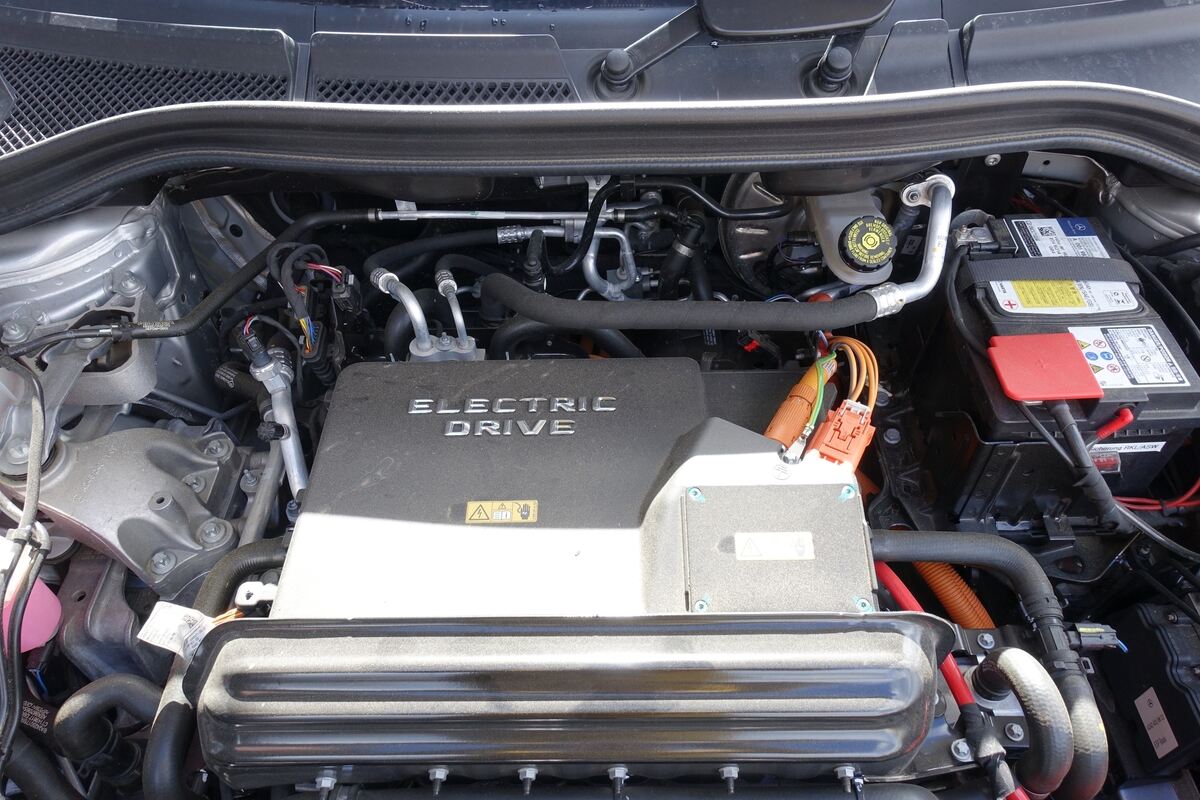 Typisch Elektroauto: unter der Motorhaube des B-Klasse ist wenig mehr als Kunststoffverkleidungen und Kabel zu sehen.