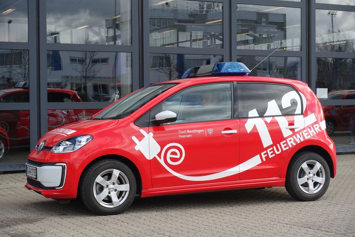 So schnell wie es die Feuerwehr gerne hat, ist der e-up! Der kleines Volkswagen beschleunigt in 11,7 Sekunden auf Tempo 100, und So schnell wie es die Feuerwehr gerne hat, ist der e-up! Der kleines Volkswagen beschleunigt in 11,7 Sekunden auf Tempo 100, und