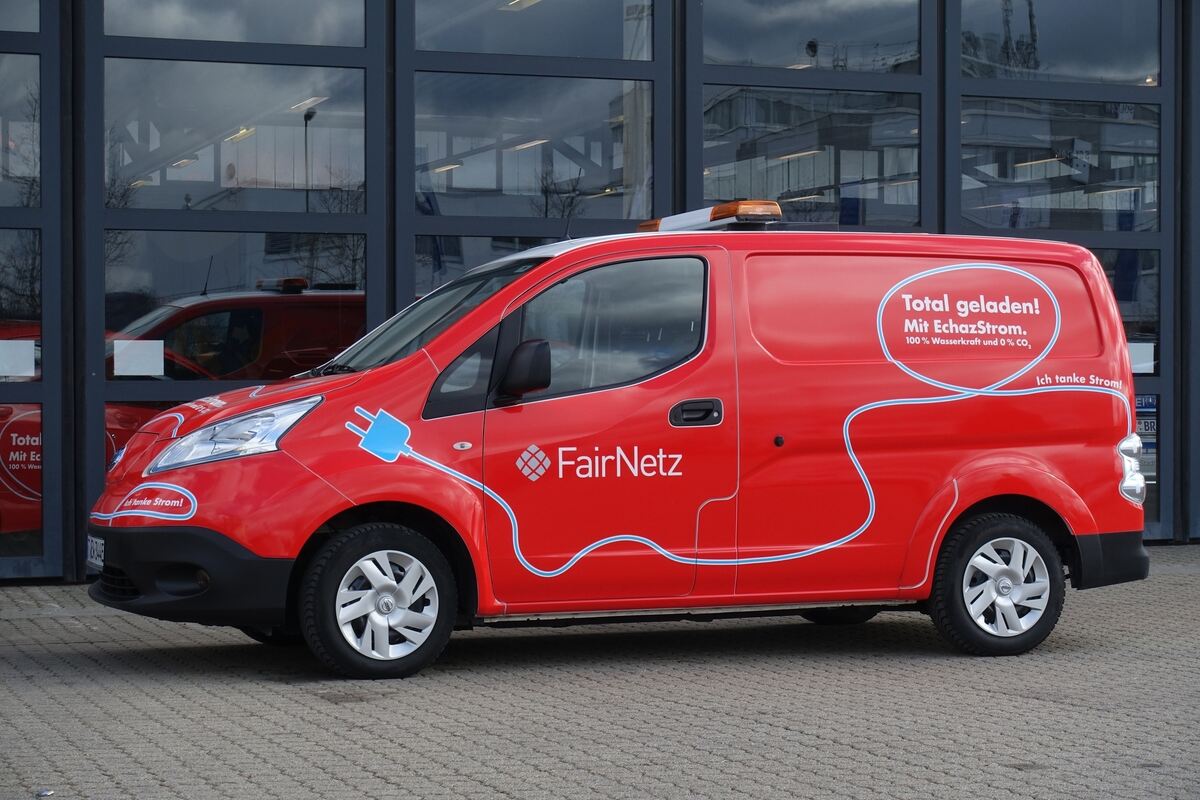 Der Nissan Lieferwagen steckt eine Menge weg.
