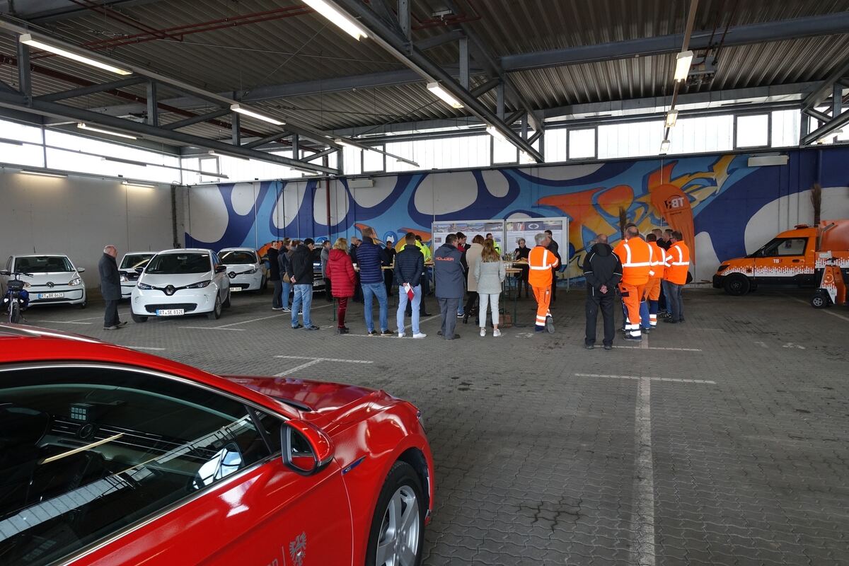 Die ganze Vielfalt von E-Mobilen in der Halle der Technischen Betriebsdienste Reutlingen. Die ganze Vielfalt von E-Mobilen in der Halle der Technischen Betriebsdienste Reutlingen.